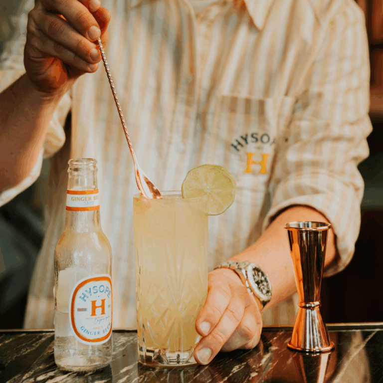 Un cocktail plein de caractère et légèrement spicy à base de Ginger Beer Hysope et de rhum Planteray.